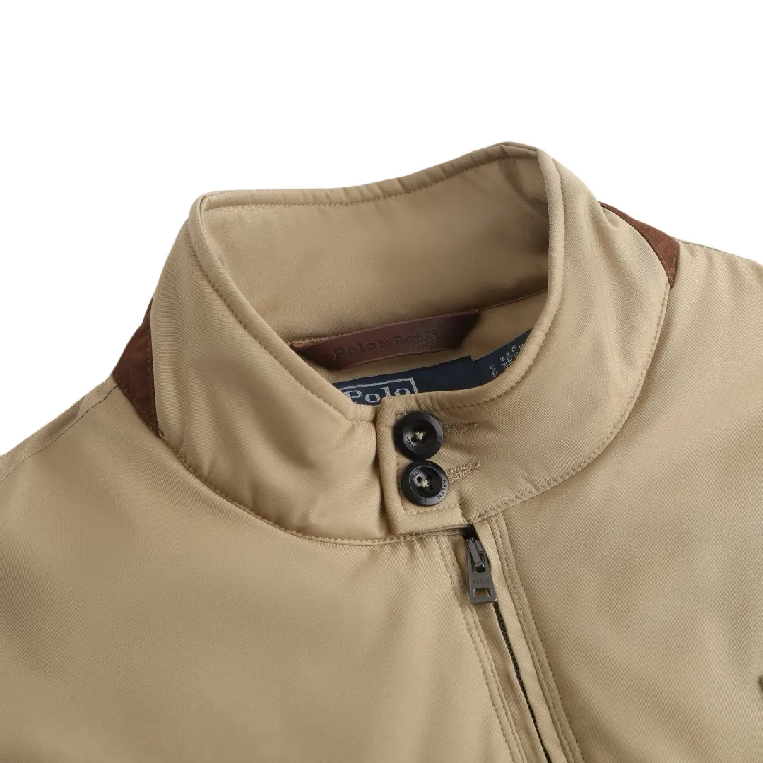 P560 Ralph Lauren 25FW Gorham cotton vest. The outer fabric is made of high-density nylon. The fabric is not only light and wear-resistant, but also effectively blocks wind and rain from the outside while keeping the inside dry. The inner fabric is soft nylon taffeta for a comfortable fit. The various parts of the vest (such as front and back panels, side panels, collar, etc.) are assembled together through precise splicing processes after being cut. When splicing, pay attention to aligning the seams to ensure that the whole piece is smooth and wrinkle-free. For the stitching at the splicing, hidden sewing technology is used to make the stitching less noticeable and improve the aesthetics. At the same time, for parts that are prone to wear and tear, such as collars and cuffs, reinforced splicing or hemming may be used to increase durability. Size:S-M-L-XL